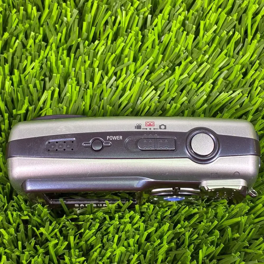 Samsung Digimax U-CA5 5.0 Megapixel Digital Camera with Kastar Battery, Charger,